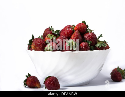Schale mit roten Erdbeeren. Isolierte Bild Stockfoto