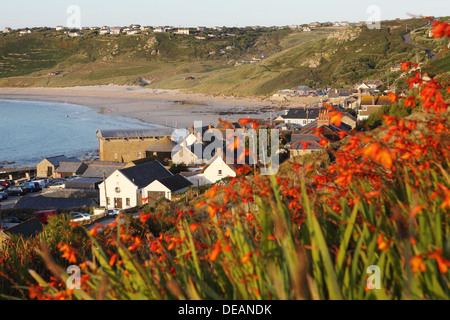 Sennen Cove Cornwall gesehen bei Sonnenuntergang im August Vereinigtes Königreich Stockfoto