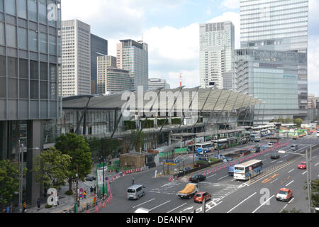 Tokio, Japan. 14. September 2013. Der Granroof-Komplex an der Ostseite des Bahnhof Tokyo nähert sich Fertigstellung am Samstag, 14. September 2013. Das Tor Bereich verfügt über ein riesiges weißen Dach, ähnlich einer Yacht Segeln Richtfest einen dreistufige kommerziellen Komplex mit einem neun Meter breiten Fußgängerweg Dehnung 230 Meter nördlich nach Süden entlang den Bahngleisen. Die kommerzielle Komplex Gehäuse 15 Restaurants und Geschäften wird am 20. September geöffnet. © Aflo Co. Ltd./Alamy Live-Nachrichten Stockfoto