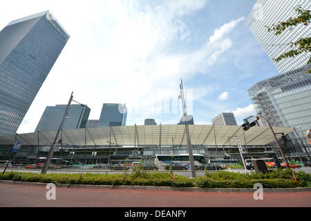 Tokio, Japan. 14. September 2013. Der Granroof-Komplex an der Ostseite des Bahnhof Tokyo nähert sich Fertigstellung am Samstag, 14. September 2013. Das Tor Bereich verfügt über ein riesiges weißen Dach, ähnlich einer Yacht Segeln Richtfest einen dreistufige kommerziellen Komplex mit einem neun Meter breiten Fußgängerweg Dehnung 230 Meter nördlich nach Süden entlang den Bahngleisen. Die kommerzielle Komplex Gehäuse 15 Restaurants und Geschäften wird am 20. September geöffnet. © Aflo Co. Ltd./Alamy Live-Nachrichten Stockfoto