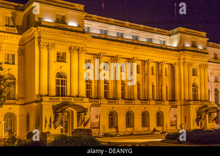 Rumänien Bukarest, Nationales Kunstmuseum bei Nacht Stockfoto