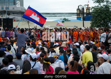 Phnom Penh, Kambodscha. 15. September 2013. Sam Rainsy unterstützt die kambodschanische Flagge im Publikum vor buddhistischen Mönchen, die die Opposition, die Kambodscha National Rescue Party, unterstützen. Sam Rainsy war 4 Jahre lang in Frankreich im Exil und wurde vom König von Kambodscha begnadigt und kehrte am 19. Juli 2013 nach Kambodscha zurück. Kredit: Kraig Lieb / Alamy Live News Stockfoto