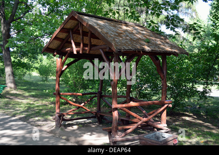 Arbor im herbstlichen Park. Landschaftsbau Stockfoto