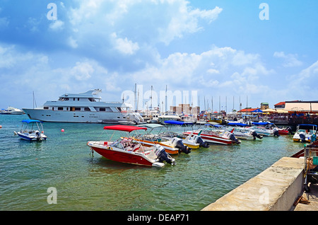 Weiße Yachten auf einen Anker im Hafen Stockfoto