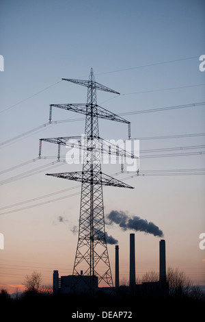 Hochspannungs-Leitung und ein Kraftwerk, München, Bayern Stockfoto