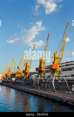 Werft. Handel mit Seehafen mit Kranen in Odessa Stockfoto