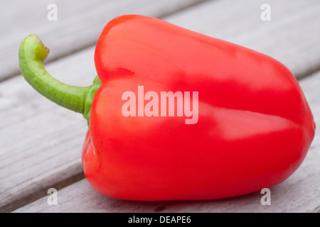 Rote Paprika auf einem Holztisch Stockfoto