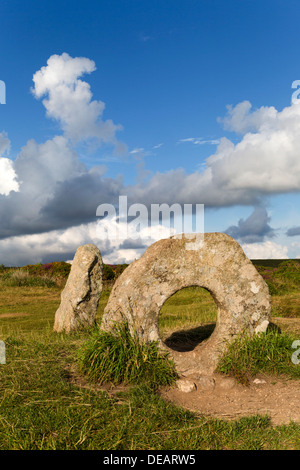 Männer eine Tol; Alten verschanzt Stein; Cornwall; UK Stockfoto