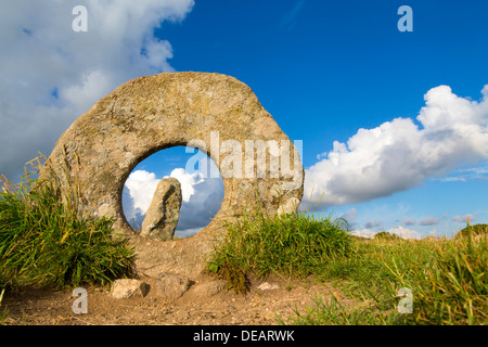Männer eine Tol; Alten verschanzt Stein; Cornwall; UK Stockfoto