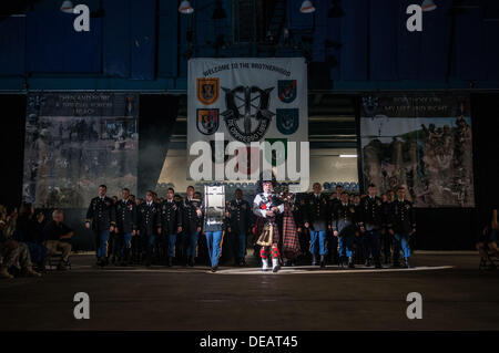 1. August 2013 - Raleigh, North Carolina, USA - ein Dudelsackpfeifer hält der Beat als zukünftige Green Beret Soldaten marschieren in der Cumberland County Coliseum in Fayetteville, North Carolina während der US-Army Special Forces Qualifikationsstrecke Abschlussfeier, 1. August 2013. Die Soldaten der Klasse 277 hielt fast zwei Jahren intensiven Trainings, Mitglieder der Armee Elite unkonventionelle Kriegsführung Kraft werden, die auf operative Abteilung Teams auf der ganzen Welt betreiben wird. (Kredit-Bild: © Timothy L. Hale/ZUMAPRESS.com) Stockfoto