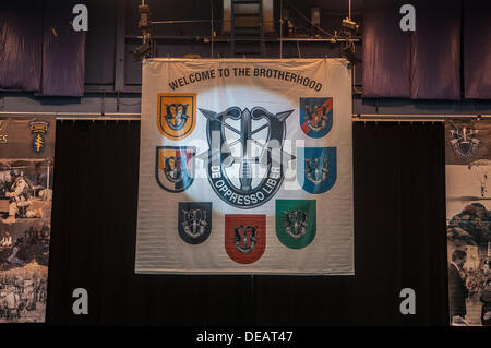 1. August 2013 - Raleigh, North Carolina, US - A Banner begrüßt zukünftige Soldaten der US Army Green Beret im Cumberland County Coliseum in Fayetteville, North Carolina während der US-Army Special Forces Qualifikationsstrecke Abschlussfeier, 1. August 2013. Die Soldaten der Klasse 277 hielt fast zwei Jahren intensiven Trainings, Mitglieder der Armee Elite unkonventionelle Kriegsführung Kraft werden, die auf operative Abteilung Teams auf der ganzen Welt betreiben wird. (Kredit-Bild: © Timothy L. Hale/ZUMAPRESS.com) Stockfoto