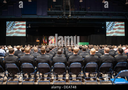 1. August 2013 - Raleigh, North Carolina, USA - Zukunft Green Beret Soldaten im Cumberland County Coliseum in Fayetteville, North Carolina während der US-Army Special Forces Qualifikationsstrecke Abschlussfeier, 1. August 2013. Die Soldaten der Klasse 277 hielt fast zwei Jahren intensiven Trainings, Mitglieder der Armee Elite unkonventionelle Kriegsführung Kraft werden, die auf operative Abteilung Teams auf der ganzen Welt betreiben wird. (Kredit-Bild: © Timothy L. Hale/ZUMAPRESS.com) Stockfoto