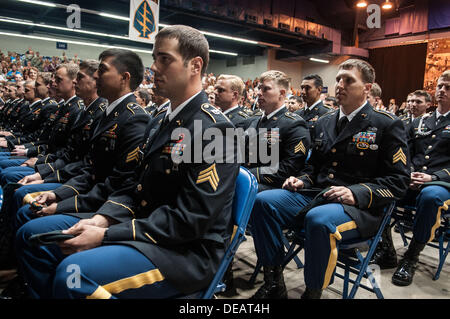 1. August 2013 - Raleigh, North Carolina, USA - Zukunft Green Beret Soldaten im Cumberland County Coliseum in Fayetteville, North Carolina während der US-Army Special Forces Qualifikationsstrecke Abschlussfeier, 1. August 2013. Die Soldaten der Klasse 277 hielt fast zwei Jahren intensiven Trainings, Mitglieder der Armee Elite unkonventionelle Kriegsführung Kraft werden, die auf operative Abteilung Teams auf der ganzen Welt betreiben wird. (Kredit-Bild: © Timothy L. Hale/ZUMAPRESS.com) Stockfoto