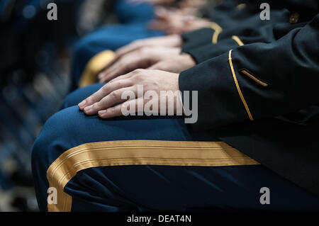 1. August 2013 - Raleigh, North Carolina, USA - Zukunft Green Beret Soldaten im Cumberland County Coliseum in Fayetteville, North Carolina während der US-Army Special Forces Qualifikationsstrecke Abschlussfeier, 1. August 2013. Die Soldaten der Klasse 277 hielt fast zwei Jahren intensiven Trainings, Mitglieder der Armee Elite unkonventionelle Kriegsführung Kraft werden, die auf operative Abteilung Teams auf der ganzen Welt betreiben wird. (Kredit-Bild: © Timothy L. Hale/ZUMAPRESS.com) Stockfoto