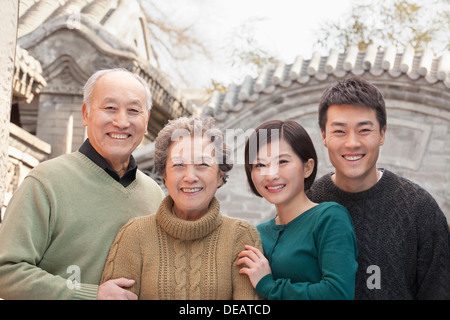 Familie Portrait-Großeltern, Enkelin und Ehemann Stockfoto