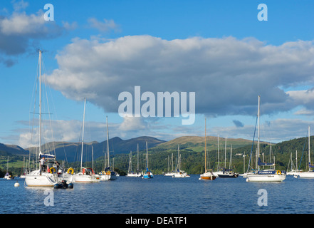 Segelboote vor Anker am Lake Windermere, Lake District National Park, Cumbria, England UK Stockfoto