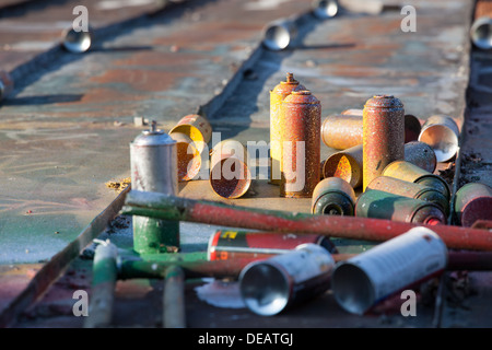 Spraydosen in einem Dach verwendet Stockfoto