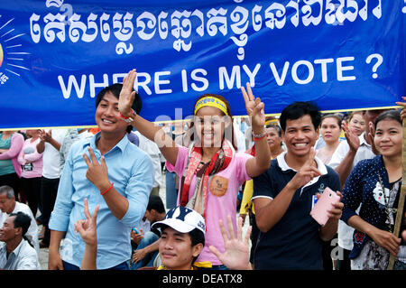 Phnom Penh, Kambodscha auf Sept. 15., 2013. Sam Rainsy unterstützer Holding'Wo ist meine Stimme" Banner zweisprachig in Englisch und Hebräisch geschrieben und zeigen #7 w/ihre Hände. Von Sam Rainsy Party, die Kambodscha nationale Rettung Partei, war Nr. 7 in der Wahl. Sam Rainsy wurde in selbst-Exil in Frankreich für 4 Jahre und war eine königliche Begnadigung durch den König von Kambodscha gewährt und kehrte am 19. Juli 2013 in Kambodscha. Credit: Kraig Lieb/Alamy leben Nachrichten Stockfoto