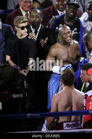 14. September 2013 - Las Vegas, Nevada, USA - JUSTIN BIEBER wurde einerseits als FLOYD "MONEY" MAYWEATHER JR. (schwarze & blau-Stämme) auf SAUL "CANELO" ALVAREZ (rote, weiße & grüne Stämme) nahm am Samstagabend in der MGM Grand Garden Arena in Las Vegas für die Super-Weltergewicht-Weltmeisterschaft kämpfen. Mayweather gewann den Titel durch Mehrheitsbeschluss. (Bild Kredit: Craig Durling/ZUMAPRESS.com ©) Stockfoto