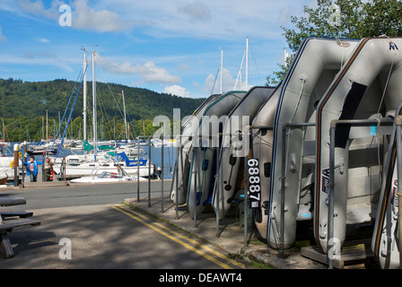 Jollen bei Ferry Nab, Lake Windermere, Lake District National Park, Cumbria, England UK gelagert Stockfoto