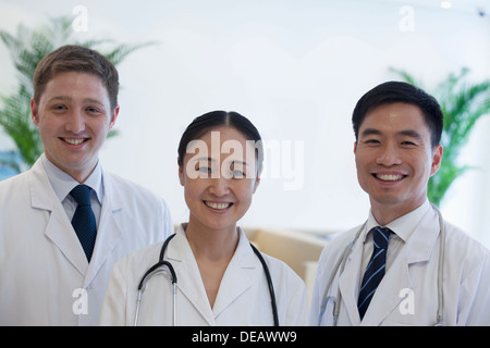 Porträt von drei lächelnden Ärzten im Krankenhaus, multi-ethnische Gruppe Stockfoto