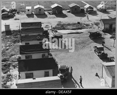 Dieses Foto zeigt einen Blick von einem Wasserturm auf ein Auto-Camp in Shafter, Kern County, Kalifornien. Das Camp ist bekannt für seine günstigen Mietmöglichkeiten in Zeiten wirtschaftlicher Schwierigkeiten. Stockfoto