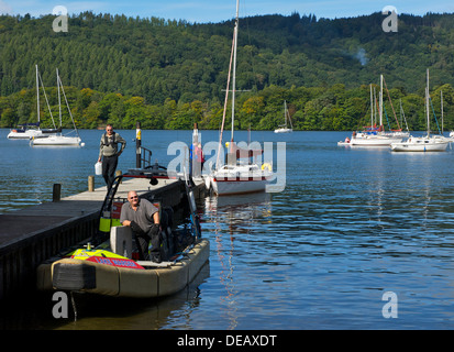 Windermere Lake Warden im Boot, Fähre Nab, Lake Windermere, Lake District National Park, Cumbria, England UK Stockfoto