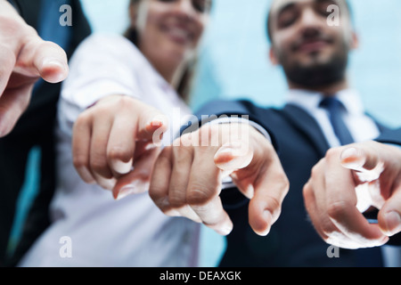 Nahaufnahme von vier Geschäftsleuten Finger zeigen in die Kamera Stockfoto