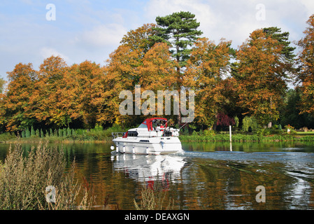 Boot auf der Themse bei Cookham in England mit Bäumen im Herbst Farben Stockfoto