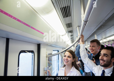 Drei Geschäftsleute stehen in der u-Bahn und Blick auf die Karte Stockfoto