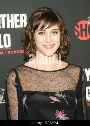 Lizzy Caplan im Ankunftsbereich für Floyd Mayweather Jr. vs. Saul Canelo Alvarez vor dem Fight Party, MGM Grand Garden Arena, Las Vegas, NV 14. September 2013. Foto von: James Atoa/Everett Collection Stockfoto