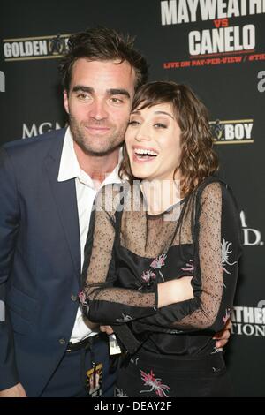 Gast, Lizzy Caplan im Ankunftsbereich für Floyd Mayweather Jr. vs. Saul Canelo Alvarez vor dem Fight Party, MGM Grand Garden Arena, Las Vegas, NV 14. September 2013. Foto von: James Atoa/Everett Collection Stockfoto