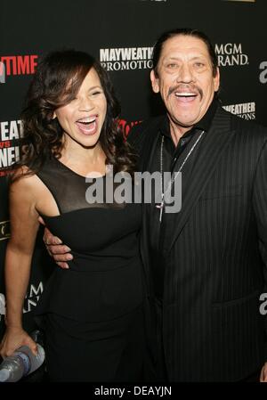 Las Vegas, NV. 14. September 2013. Rosie Perez, Danny Trejo im Ankunftsbereich für Floyd Mayweather Jr. vs. Saul Canelo Alvarez vor dem Fight Party, MGM Grand Garden Arena, Las Vegas, NV 14. September 2013. © James Atoa/Everett Collection/Alamy Live-Nachrichten Stockfoto