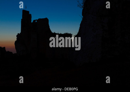 Mirow - Ruinen der mittelalterlichen Burg in der Nacht. Stockfoto