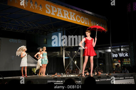 Raleigh, North Carolina, USA, 14. September 2013: Modenschau am SPARKcon Art Festival auf City Plaza in der Innenstadt von Raleigh. Modelle zeigen Kleidung aus JFaith Designer Jessica Palmer. © Rose-Marie Murray/Alamy Live-Nachrichten Stockfoto