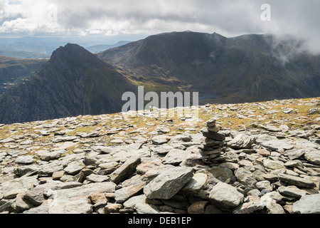 Gipfel Cairn auf Carnedd Stift yr Ole Wen mit Blick auf Mount Tryfan und Glyders über Ogwen Tal in Snowdonia North Wales UK Stockfoto