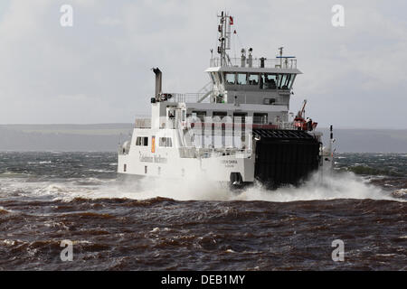 Largs, North Ayrshire, Schottland, Großbritannien, Sonntag, 15. September 2013. Die Caledonian MacBrayne Ferry Loch Shira segelt bei starken Winden von der Insel Great Cumbrae zur Stadt Largs am Firth of Clyde Stockfoto