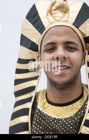 Porträt der lächelnde junge Mann trägt einen Kopfschmuck aus dem alten Ägypten, Studio gedreht Stockfoto