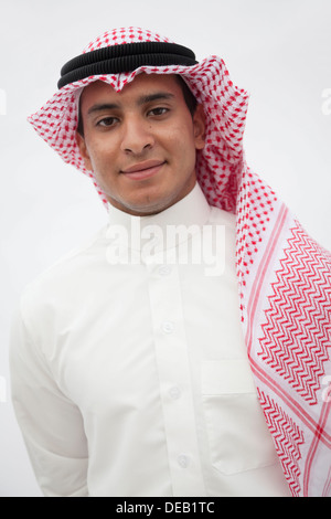 Porträt von lächelnden Teenager in traditionelle arabische Kleidung, Studio gedreht Stockfoto