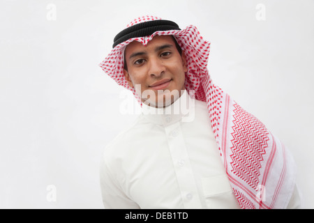 Porträt von lächelnden Teenager in traditionelle arabische Kleidung, Studio gedreht Stockfoto