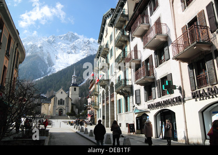 Straße in Chamonix, Frankreich, St.-Martins Kirche zu zeigen. Stockfoto