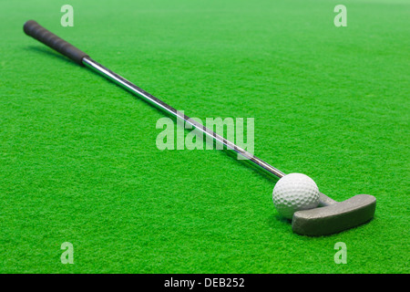 Mini Golf-Club und Ball auf dem Kunstrasen Stockfoto