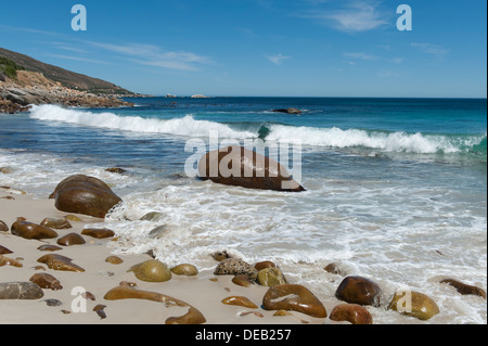Strand mit Felsen glatt poliert, vom Meer Ozean im Hintergrund, Victoria Road südlich von Kapstadt, Südafrika Stockfoto