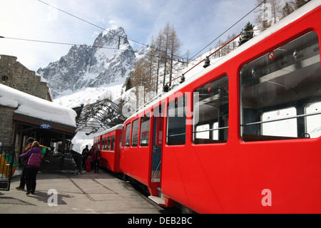 Eine rote Zug an der Station Montenvers, Chamonix, Frankreich. Stockfoto