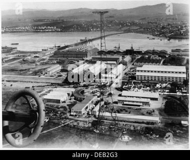 Diese Ansicht zeigt die U.S. Navy Yard auf Mare Island, aufgenommen von der Spitze des Funkturms. Mare Island war eine wichtige Marineanlage in Kalifornien, die für ihren Schiffbau und seine militärischen Operationen bekannt war. Stockfoto