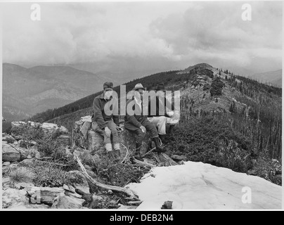 Walt Moomaw, auf der linken Seite, mit registrierenden Crew im Tal der Zwiebel Creek. Diese Mannschaft war Zaunpfosten aus westlichen roten 298690 schneiden. Stockfoto