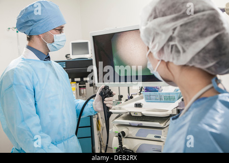 Zwei Chirurgen, die Vorbereitung für die Chirurgie, Blick auf medizinische Geräte Stockfoto