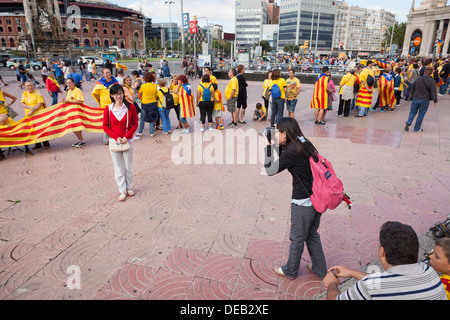 Touristen fotografieren vor Katalanisch Weg. Barcelona. Katalonien. Spanien. 11. September 2013. Stockfoto