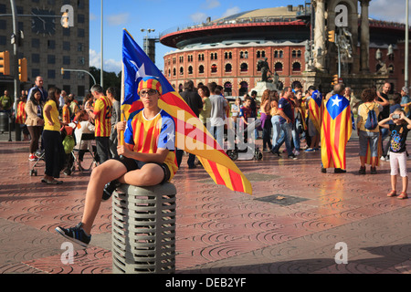 Junge mit katalanische Unabhängigkeit Flagge in der katalanischen Weg. Barcelona. Katalonien. Spanien. 11. September 2013. Stockfoto