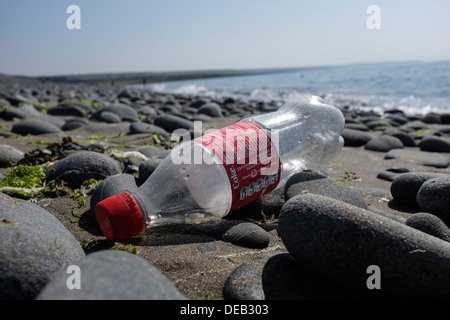 Eine ausrangierte Coca-cola Coke Softdrink Plastikflasche auf Llanrhystud Strand, Cardigan Bay Küste, Ceredigion, West Wales, uk Stockfoto